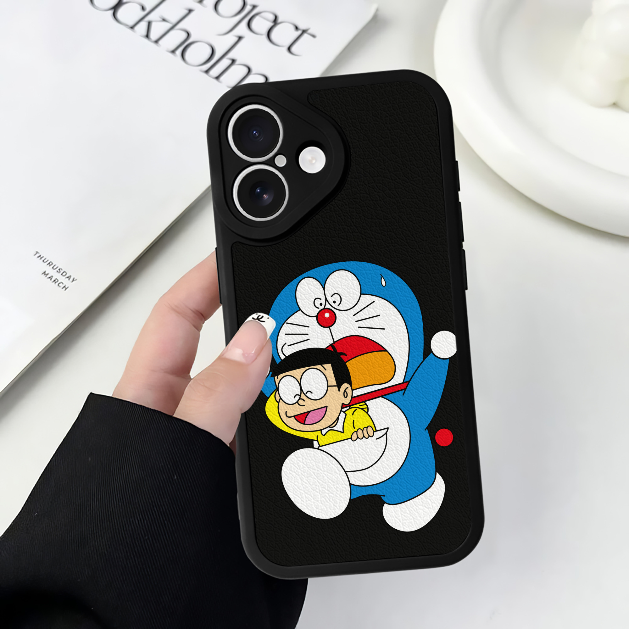 （画像用） ドラえもん Doraemon 【iPhone 16シリーズ対応】シリコンスマホケース（レザー調） 材質：シリコン